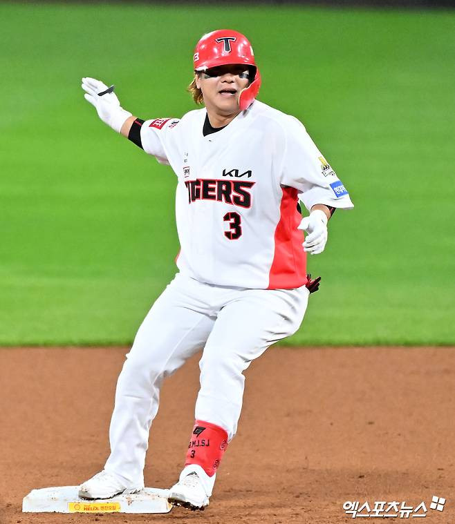23일 오후 광주기아챔피언스필드에서 열린 '2024 신한 SOL Bank KBO 한국시리즈' 삼성 라이온즈와 KIA 타이거즈의 2차전 경기, 1회말 1사 1,3루 KIA 김선빈이 1타점 2루타를 날린 후 기뻐하고 있다. 엑스포츠뉴스 DB