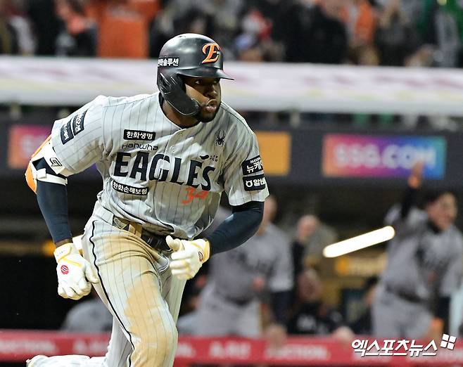 17일 오후 인천SSG랜더스필드에서 열린 '2025 신한 SOL Bank KBO리그' 한화 이글스와 SSG 랜더스의 경기, 5회초 2사 2,3루 한화 플로리얼이 2타점 적시타를 날리고 있다. 인천, 김한준 기자