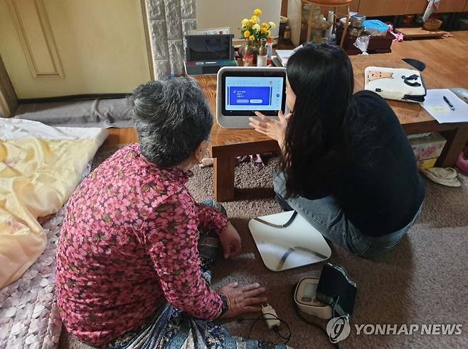 울주군보건소, AI·IoT 기반 어르신 건강관리사업 2024년 울산시 울주군보건소가 어르신 건강증진을 위해 AI·IoT 기반 어르신 건강관리 서비스를 진행했다.[울주군 제공]