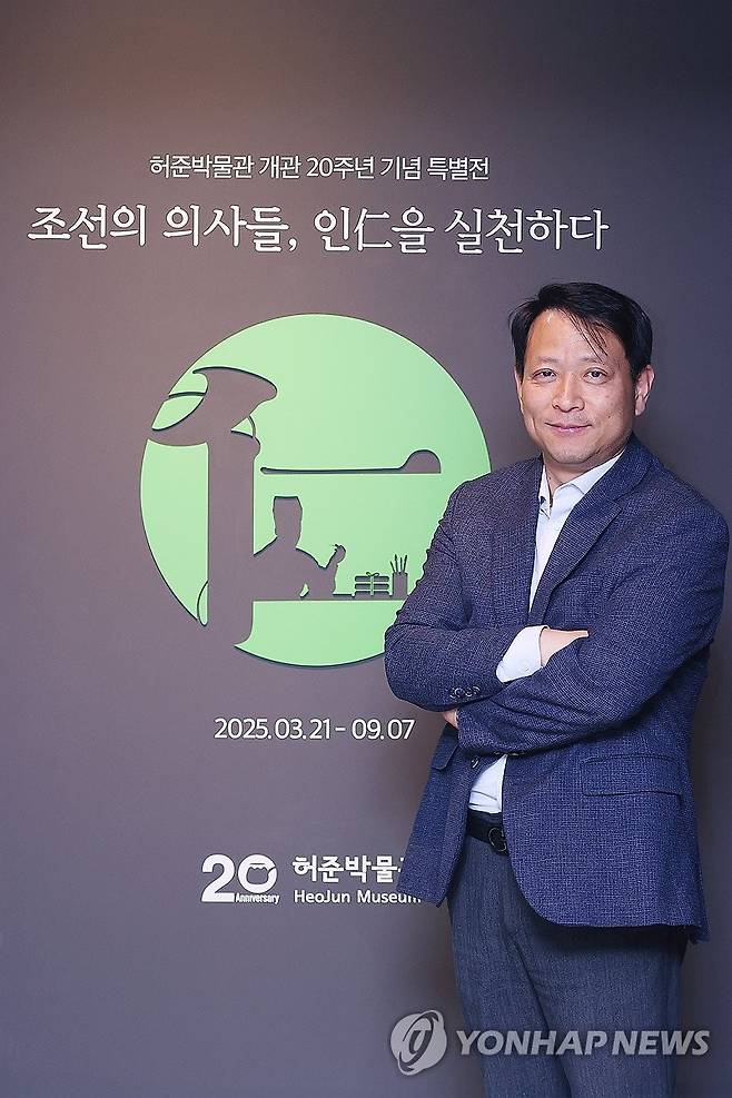 김충배 허준박물관장 인터뷰 (서울=연합뉴스) 진연수 기자 = 김충배 허준박물관장이 서울 강서구 허준박물관에서 진행된 연합뉴스와 인터뷰에 앞서 포즈를 취하고 있다. 2025.4.17 jin90@yna.co.kr