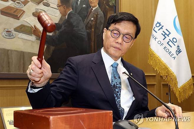개회선언하는 이창용 한은 총재 (서울=연합뉴스) 이창용 한국은행 총재가 17일 서울 중구 한국은행 본관에서 열린 금융통화위원회 본회의에서 의사봉을 두드리며 개회 선언을 하고 있다. 2025.4.17 [사진공동취재단] photo@yna.co.kr