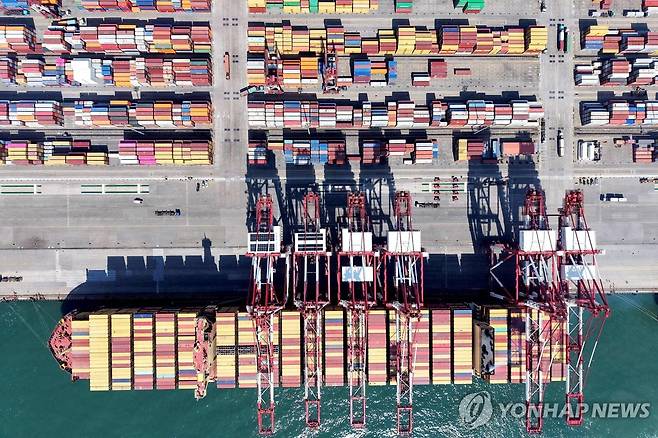 중국 칭다오의 컨테이너선 모습 [AFP=연합뉴스 자료사진]