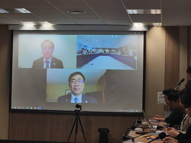 화상브리핑 하는 주한규 원자력연 원장(아래)과 임인철 부원장 [촬영 조승한]