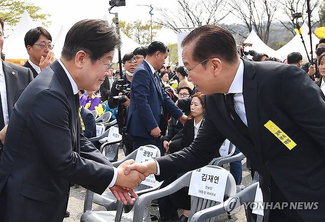 악수하는 이재명-권영세 (안산=연합뉴스) 홍기원 기자 = 더불어 민주당 이재명 전 대표와 국민의힘 권영세 비상대책위원장이 16일 경기 안산시 화랑유원지에서 열린 '세월호 참사 11주기 기억식'에서 악수하고 있다. 2025.4.16 [공동취재] xanadu@yna.co.kr
