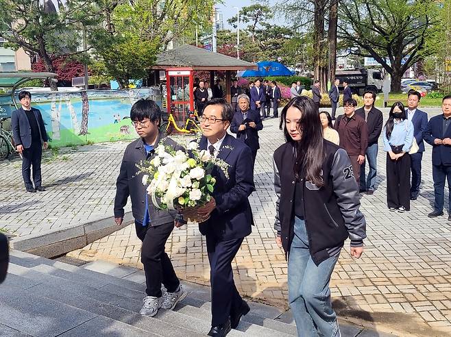 청주 찾아 4·19 학생혁명 기념탑 참배하는 김동연 민주당 대선 경선 후보 [촬영 전창해 기자]