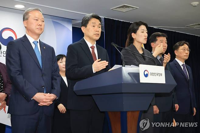 질문에 답하는 이주호 부총리 (서울=연합뉴스) 최재구 기자 = 이주호 부총리 겸 교육부 장관이 17일 서울 종로구 정부서울청사에서 열린 2026학년도 의대 모집인원 조정 방향 관련 브리핑에서 취재진의 질문에 답하고 있다. 2025.4.17 jjaeck9@yna.co.kr