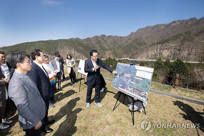 김완섭 장관, 동복수원지 보호구역 현장 점검 (서울=연합뉴스) 김완섭 환경부 장관이 15일 전남 화순군 동복수원지 보호구역 인근 적벽 정비사업 현장에서 진행 상황을 점검하고 있다. 2025.4.15 [환경부 제공. 재판매 및 DB 금지] photo@yna.co.kr