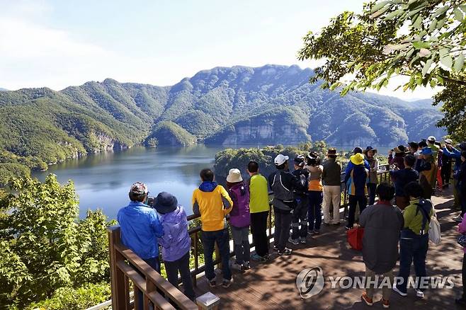 전망대에서 바라본 이서 적벽 [화순군 제공]