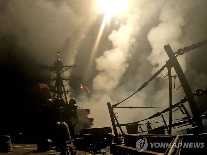 홍해에서 예멘 반군 후티 향해 미사일 쏘는 미군 전함 [로이터 연합뉴스 자료ㅕ사진. 재판매 및 DB 금지]