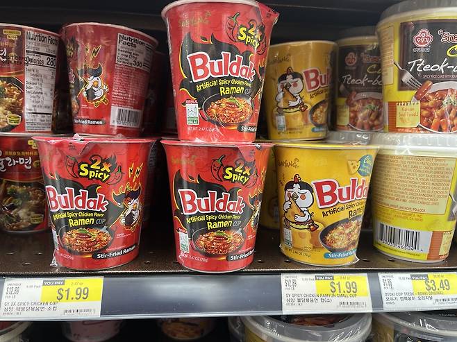 미국 LA H마트 진열대의 불닭 제품 [촬영 김윤구]