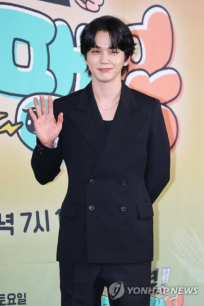 유승호, 미남의 인사 (서울=연합뉴스) 진연수 기자 = 배우 유승호가 17일 오후 서울 마포구 스탠포드 호텔에서 열린 JTBC 새 예능프로그램 '대결! 팽봉팽봉' 제작발표회에서 포즈를 취하고 있다. 2025.4.17 jin90@yna.co.kr