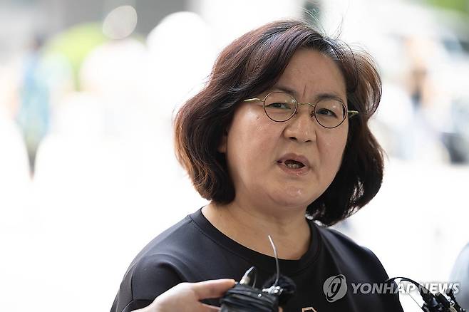 ‘일부 승소했지만…’ (서울=연합뉴스) 윤동진 기자 = 학교폭력 피해자 모친 이기철 씨가 11일 오전 서울 서초구 서울중앙지법에서 권경애 변호사를 상대로 낸 손해배상 소송을 마친 후 기자회견을 하고 있다.
    서울중앙지법 민사85단독 노한동 판사는 이날 학교폭력 피해자 모친 이 씨가 권 변호사를 상대로 낸 손해배상 소송에서 원고 일부 승소로 판결했다. 2024.6.11 mon@yna.co.kr