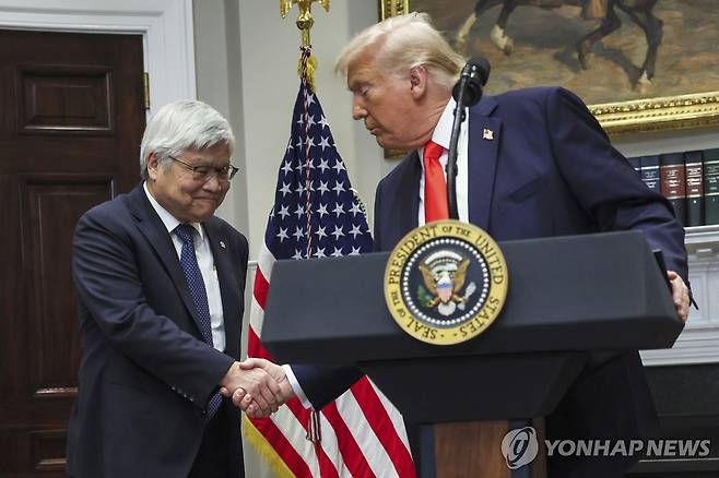 백악관에서 도널드 트럼프 미국 대통령과 악수하는 대만 TSMC의 웨이저자 회장 [AP 연합뉴스 자료사진. 재판매 및 DB금지]