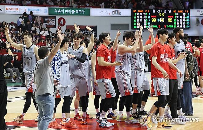 현대모비스 4강 PO 진출 (안양=연합뉴스) 서명곤 기자 = 17일 경기 안양정관장아레나에서 열린 2024-2025 KCC 프로농구 6강 PO 3차전안양 정관장과 울산 현대모비스의 경기. 3차전을 승리하고 4강 PO에 진출한 현대모비스 선수들이 기뻐하고 있다. 2025.4.17 seephoto@yna.co.kr