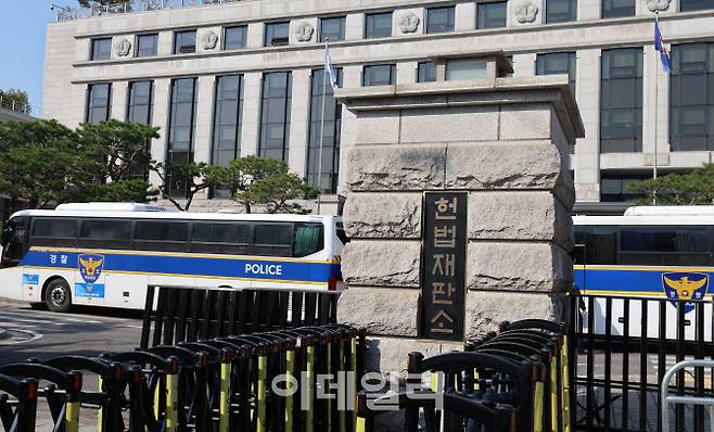 헌법재판소의 윤석열 전 대통령 탄핵심판‘ 선고 나흘이 지난 7일 서울 종로구 헌법재판소 앞에 여전히 차벽에 경찰이 경계근무를 서고 있다.(사진=방인권 기자)