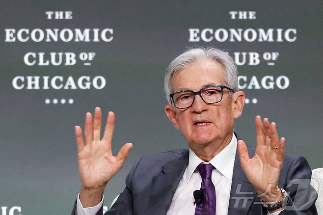 제롬 파월 미국 연방준비제도(연준) 의장이 16일(현지시간) 일리노이주 시카고의 시카고 경제클럽에 참석해 가진 연설서 “관세는 적어도 일시적인 인플레이션 상승을 유발할 가능성이 매우 높고 더 오래 지속될 수 있다”고 밝히고 있다. 2025.04.17 ⓒ AFP=뉴스1 ⓒ News1 우동명 기자