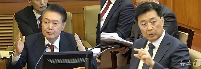지난 2얼 20일 서울 종로구 헌법재판소 대심판정에서 열린 윤석열 대통령 탄핵심판 10차 변론에서 증인으로 출석한 홍장원 전 국정원 1차장(오른쪽) 증언에 대해 윤 전 대통령이 반박하고 있는 모습.  (헌법재판소 제공. 재판매 및 DB 금지) 2025.2.20/뉴스1 ⓒ 뉴스1