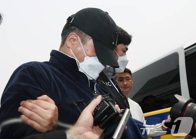 17일 오후 경기 용인시 처인구 용인동부경찰서에서 살인 및 존속살인 혐의를 받는 A 씨가 구속 전 피의자 심문(영장실질심사)를 받기 위해 나오고 있다. 2025.4.17/뉴스1 ⓒ News1 김영운 기자