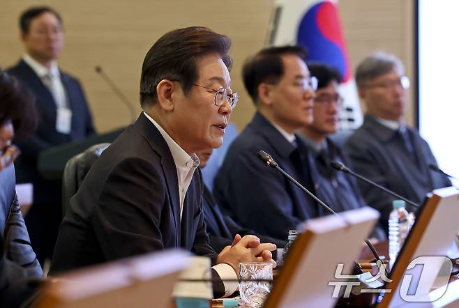 이재명 더불어민주당 대선 경선 후보가 17일 오전 대전 유성구 국방과학연구소에서 열린 현장간담회에서 발언을 하고 있다. 2025.4.17/뉴스1 ⓒ News1 국회사진취재단