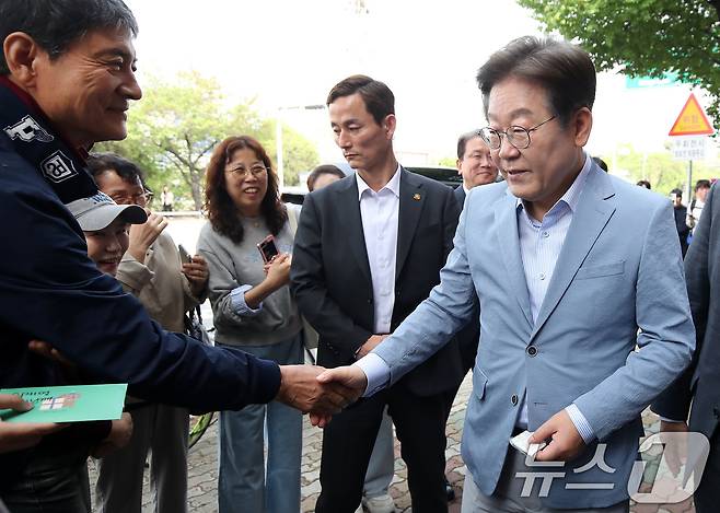 이재명 더불어민주당 대선 경선 후보가 18일 오전 K-콘텐츠 기업 간담회가 열리는 대구 북구 협동조합 소이랩 앞에 도착해 지지자들과 인사 나누고 있다. 2025.4.18/뉴스1 ⓒ News1 공정식 기자