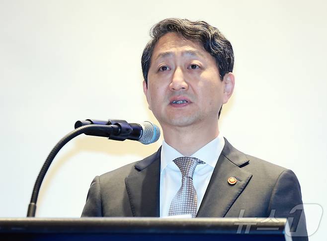 안덕근 산업통상자원부 장관이 18일 서울 용산구 그랜드 하얏트 호텔에서 열린 주한미국상공회의소(AMCHAM·암참) 주최 '에너지 혁신 포럼'에 참석해 축사를 하고 있다. 2025.4.18/뉴스1 ⓒ News1 김진환 기자