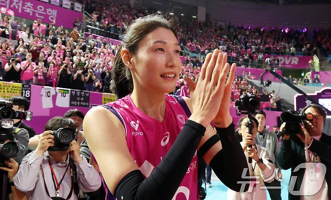 은퇴 경기에서 우승한 뒤 기뻐하는 김연경. 2025.4.8/뉴스1 ⓒ News1 김명섭 기자