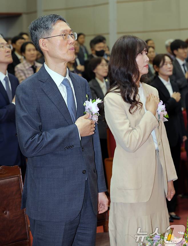문형배 헌법재판소장 권한대행이 18일 오전 서울 종로구 재동 헌법재판소 대강당에서 열린 문형배·이미선 헌법재판관 퇴임식에서 국민의례를 하고 있다. 2025.4.18/뉴스1 ⓒ News1 박정호 기자