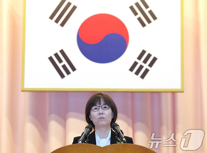 이미선 헌법재판관이 18일 오전 서울 종로구 재동 헌법재판소 대강당에서 열린 문형배·이미선 헌법재판관 퇴임식에서 퇴임사를 하고 있다. 2025.4.18/뉴스1 ⓒ News1 박정호 기자