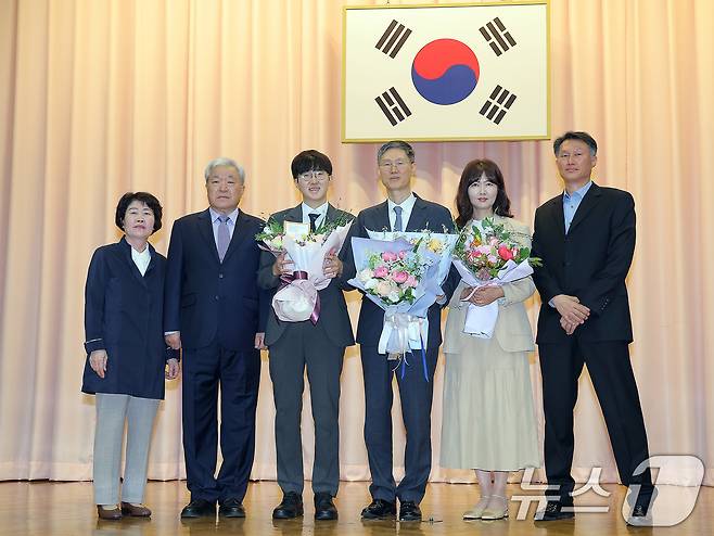문형배 헌법재판소장 권한대이 18일 오전 서울 종로구 재동 헌법재판소 대강당에서 열린 문형배·이미선 헌법재판관 퇴임식에서 가족과 기념 촬영을 하고 있다. 2025.4.18/뉴스1 ⓒ News1 박정호 기자