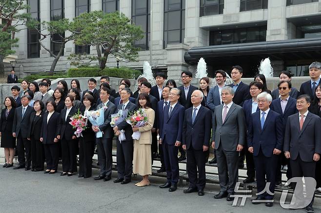 문형배 헌법재판소장 권한대행과 이미선 헌법재판관이 18일 오전 서울 종로구 재동 헌법재판소 대강당에서 열린 문형배·이미선 헌법재판관 퇴임식을 마친 뒤 동료 헌법재판관 및 헌법재판소 직원들과 기념 촬영을 하고 있다. 2025.4.18/뉴스1 ⓒ News1 박정호 기자