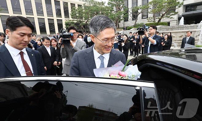 문형배 헌법재판소장 권한대행이 18일 서울 종로구 헌법재판소에서 열린 퇴임식을 마친 뒤 환송을 받으며 헌재를 나서고 있다. (공동취재) 2025.4.18/뉴스1 ⓒ News1 박정호 기자