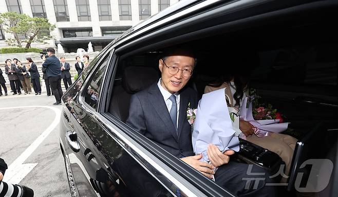문형배 헌법재판소장 권한대행이 18일 서울 종로구 헌법재판소에서 열린 퇴임식을 마친 뒤 환송을 받으며 헌재를 나서고 있다. (공동취재) 2025.4.18/뉴스1 ⓒ News1 박정호 기자