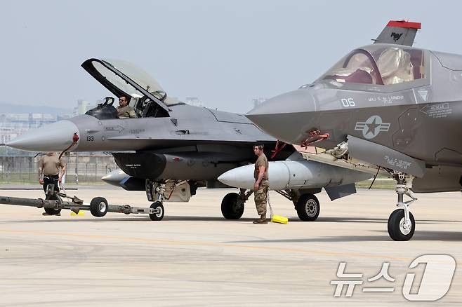 한미공군의 대규모 연합공중훈련 '프리덤 플래그(Freedom Flag)'가 열린 18일 광주 광산구 신촌동 광주공군기지에서 공군과 전투기가 훈련 준비를 하고 있다. 2025.4.18/뉴스1 ⓒ News1 이승현 기자