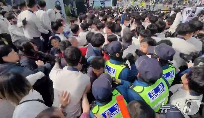 (울산=뉴스1) 조민주 기자 = 18일 오후 3시 30분께 현대자동차 울산공장 앞에서 열린 하청업체의 집단해고 항의 집회 중 집회 참가자와 사측 경비대가 충돌하고 있다. (민주노총 울산본부 제공. 재판매 및 DB 금지) /뉴스1