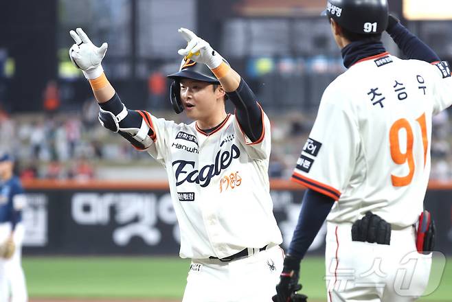 18일 대전 한화생명볼파크에서 열린 프로야구 '2025 신한 SOL 뱅크 KBO리그' 한화 이글스와 NC 다이노스 경기에서 2회말 한화 이도윤이 2사 만루에서 2타점 안타 후 기뻐하고 있다. 2025.4.18/뉴스1 ⓒ News1 김기남 기자