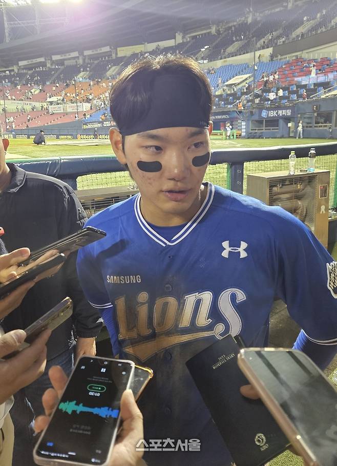 삼성 심재훈이 17일 서울 잠실구장에서 열린 2025 KBO리그 정규시즌 LG전 승리 후 취재진 인터뷰에 응하고 있다. 잠실 | 강윤식 기자 skywalker@sportsseoul.com