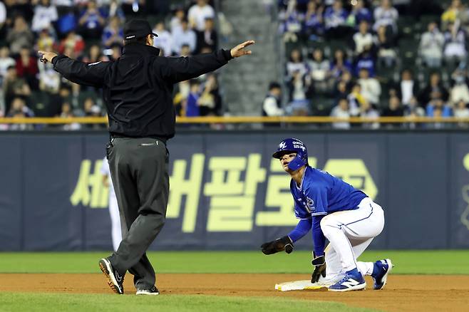삼성 심재훈이 17일 서울 잠실구장에서 열린 2025 KBO리그 정규시즌 LG전서 도루에 성공하고 있다. 사진 | 삼성 라이온즈