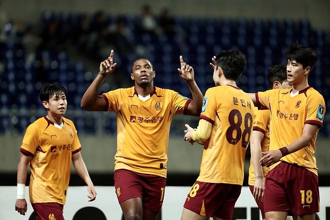 광주FC의 가브리엘이 16일 광주월드컵경기장에서 열린 경주한수원과의 코리아컵 경기에서 득점한 후 세리머니를 하고 있다. 제공 | 광주FC