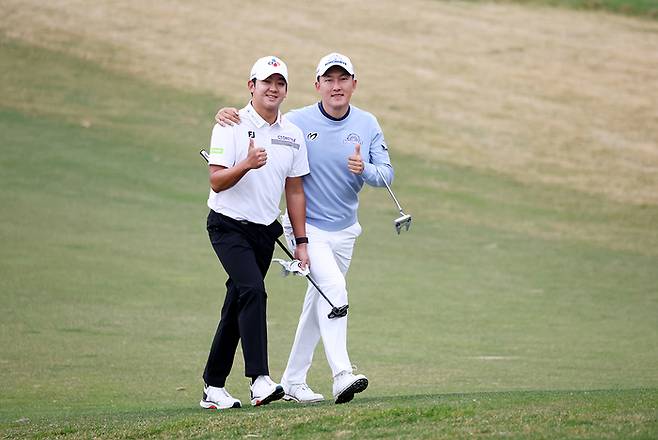 김백준(오른쪽)이 18일 라비에벨 골프&리조트에서 열린 KPGA투어 DB손해보험 프로미오픈 2라운드에서 최승빈과 함께 걷다 ‘엄지척’ 포즈를 취하고 있다. 사진 | KPGA