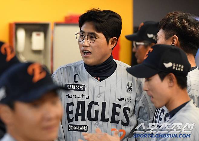 타격 부진에서 탈출한 플로리얼이 매 경기 안타를 치자 놀라는 캡틴 채은성.