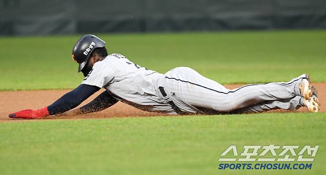 빈틈이 보이면 언제든 2루를 향해 몸을 던지는 플로리얼.