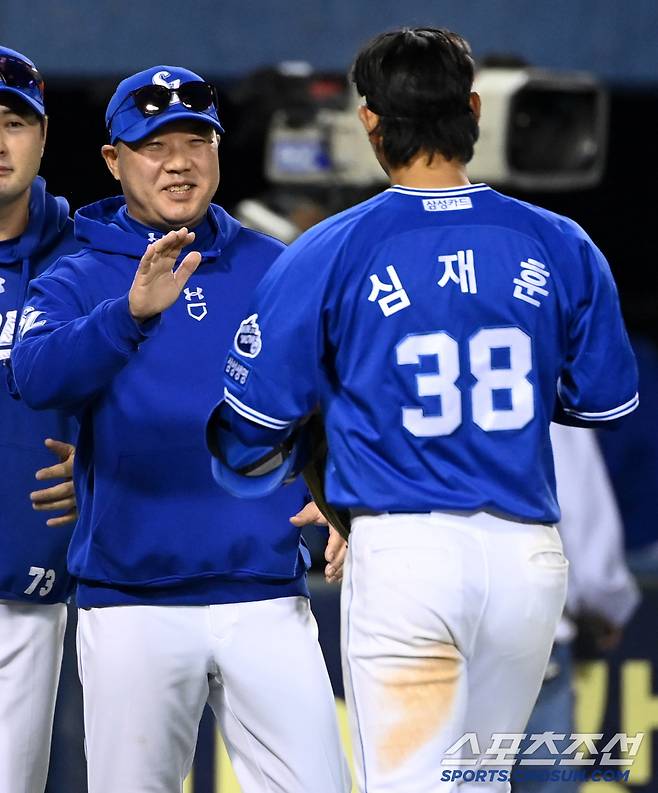 17일 잠실야구장에서 열린 LG와 삼성의 경기, 삼성이 6대3으로 승리했다. 박진만 감독이 이날 경기 데뷔 첫 안타와 4출루 경기를 펼친 루키 심재훈을 맞이하고 있다. 잠실=허상욱 기자wook@sportschosun.com/2025.04.17/