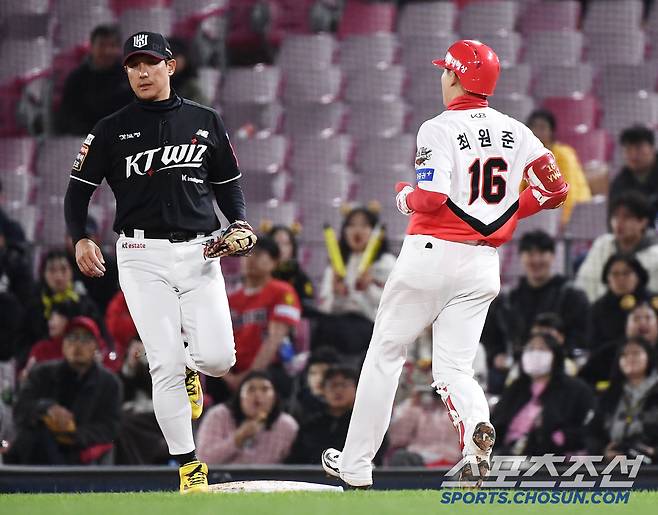 15일 광주 기아 챔피언스필드에서 열린 KT-KIA전. 4회말 1사 1, 2루 최원준이 내야땅볼로 아웃되고 있다. 광주=정재근 기자 cjg@sportschosun.com/2025.4.15/