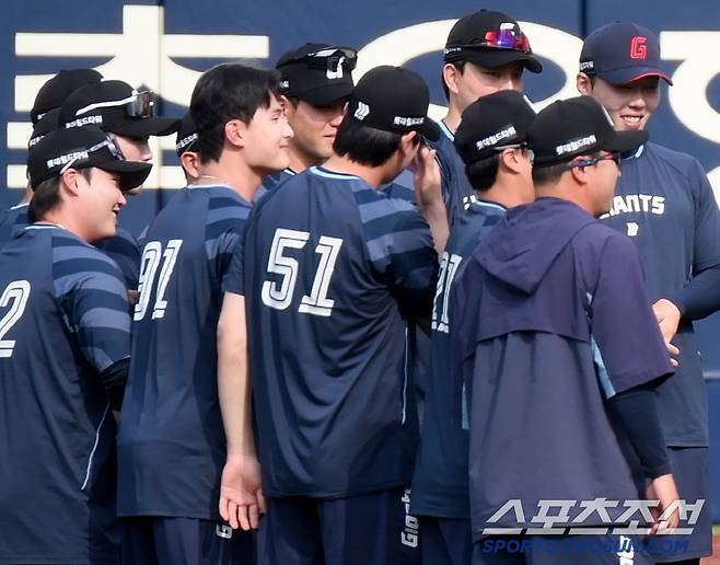 1군에 복귀한 윤동희가 박수를 받고 있다.