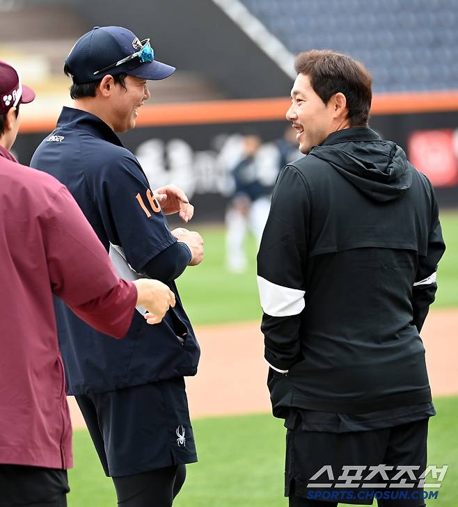 12일 대전 한화생명볼파크에서 열린 키움과 한화의 경기, 하주석과 이용규가 인사를 나누고 있다. 대전=허상욱 기자wook@sportschosun.com/2025.04.12/