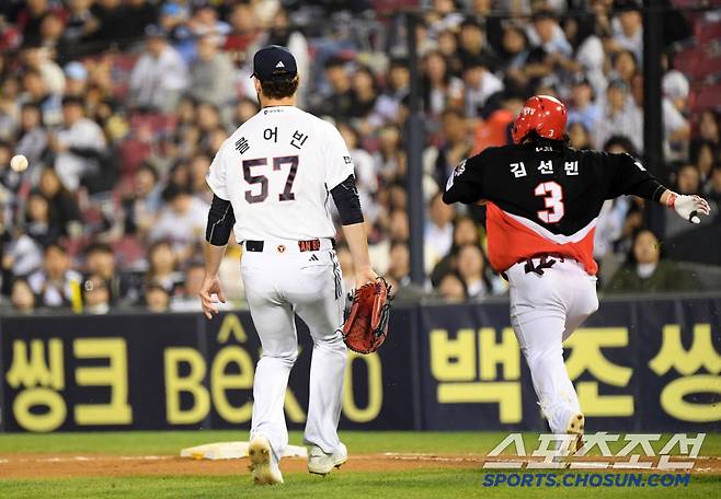 18일 잠실구장에서 열린 두산 베어스와 KIA 타이거즈의 경기. 6회초 무사 1루 KIA 김선빈이 기습 번트 후 1루로 향하는 과정에서 두산 박계범과 충돌하고 있다. 잠실=박재만 기자 pjm@sportschosun.com/2025.04.18/