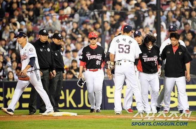18일 잠실구장에서 열린 두산 베어스와 KIA 타이거즈의 경기. 6회초 무사 1루 KIA 김선빈이 기습 번트 후 1루로 향하는 과정에서 두산 박계범과 충돌한 뒤 교체되고 있다. 잠실=박재만 기자 pjm@sportschosun.com/2025.04.18/
