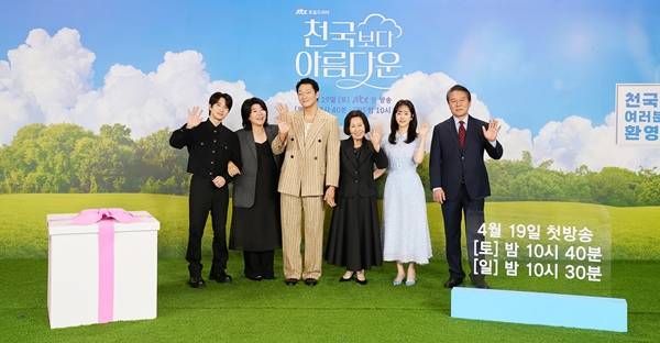 사진=&nbsp;JTBC 제공 / JTBC 토일드라마 '천국보다 아름다운' 제작발표회. 배우 류덕환, 이정은, 손석구, 김혜자, 한지민, 천호진(왼쪽부터)