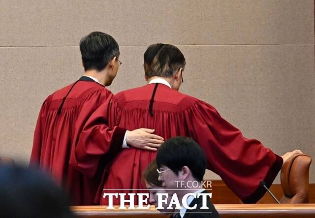 사진공동취재단 = 문형배 헌법재판소장 직무대행이 4일 오전 서울 종로구 헌법재판소 대심판정에서 윤석열 대통령 탄핵심판 인용 결정을 선고 한 뒤 김형두 헌법재판관과 함께 법정을 나가고 있다. /뉴시스