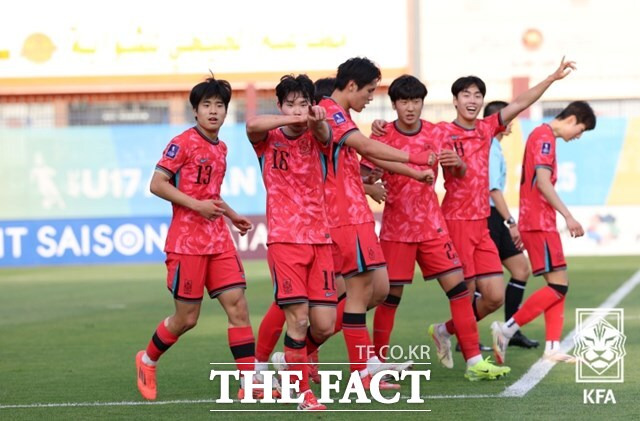 오하람(16번)이 17일 사우디아라비아와 2025 U-17 아시안컵 준결승전에서 선제골을 넣은 뒤 동료 선수들과 함께 세리머니를 하고 있다./KFA